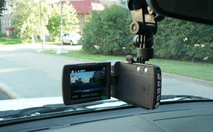 Внешне автомобильный видеорегистратор мало чем отличается от бытовой видеокамеры