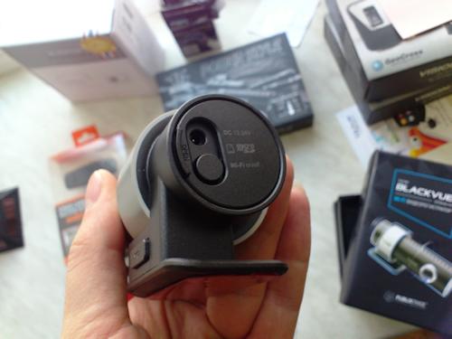 Автомобильный регистратор BlackVue DR500GW-HD Wi-Fi - разъем для карты microSD до 32 гигабайт