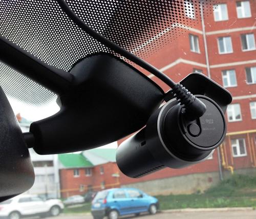 регистратор BlackVue DR500GW-HD Wi-Fi закрепленный на лобовом стекле