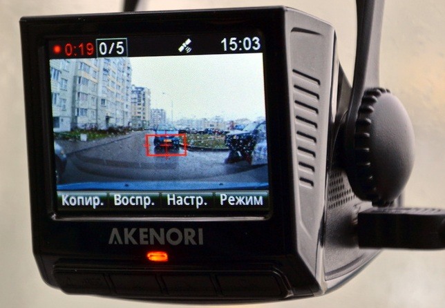 Дисплей видеорегистратора Akenori 1080 X достаточно большой, чтобы различить необходимые детали на экране