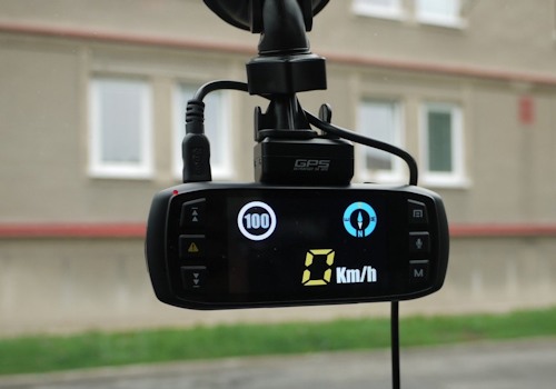  На экране видеорегистратора "DOD LS460W" скорость и направление движения в виде компаса