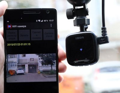 Автомобильный видеорегистратор подключен к смартфону через WiFi