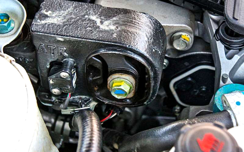 Engine support at the right shock absorber cup